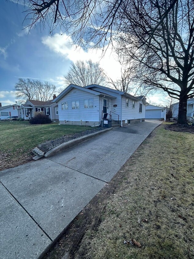 Primary Photo - 2319 E Main St