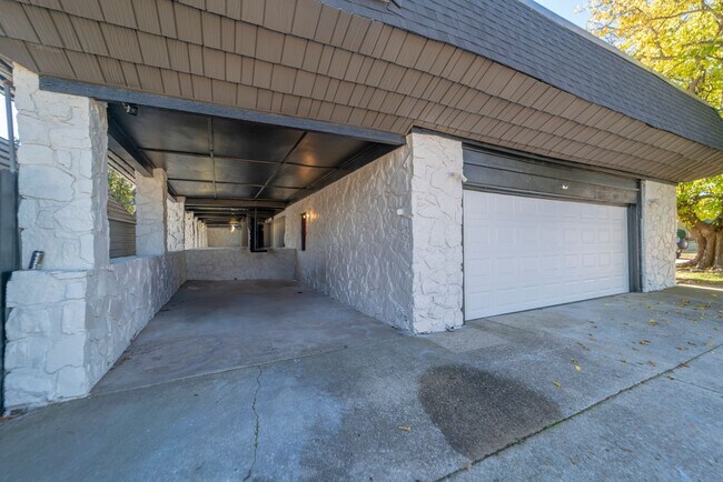 Foto del edificio - Opportunity Knocking with this HUGE home a...