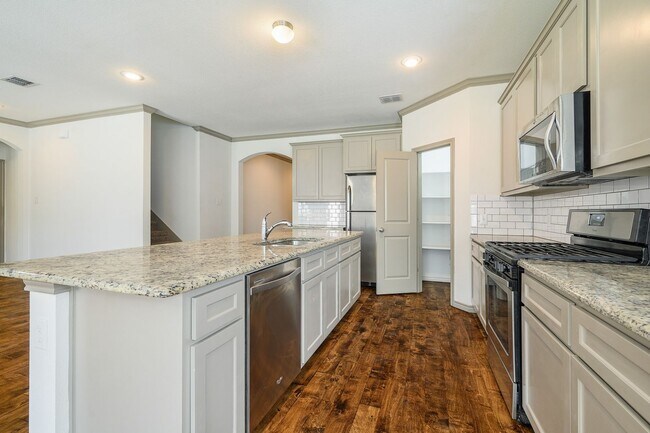 Foto del edificio - * MOVE IN SUMMER 7/17/2027 * 6 Bed 4 Bath ...