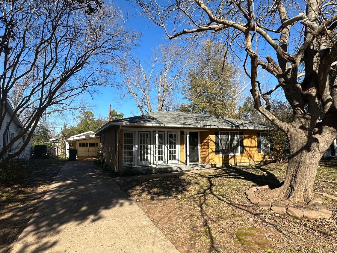Primary Photo - Beautiful 3 bedroom home in Broadmoor