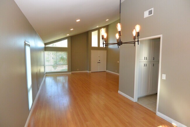 Building Photo - Beautiful 4 bedroom 2 1/2bath home Cerritos