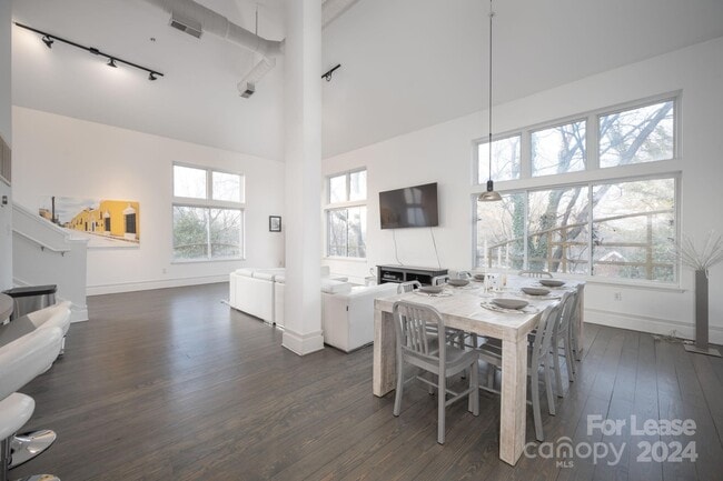Building Photo - 404 N Laurel Ave