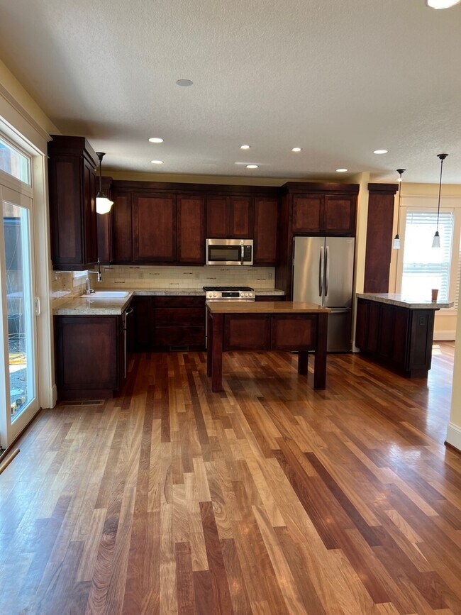 Building Photo - 42nd