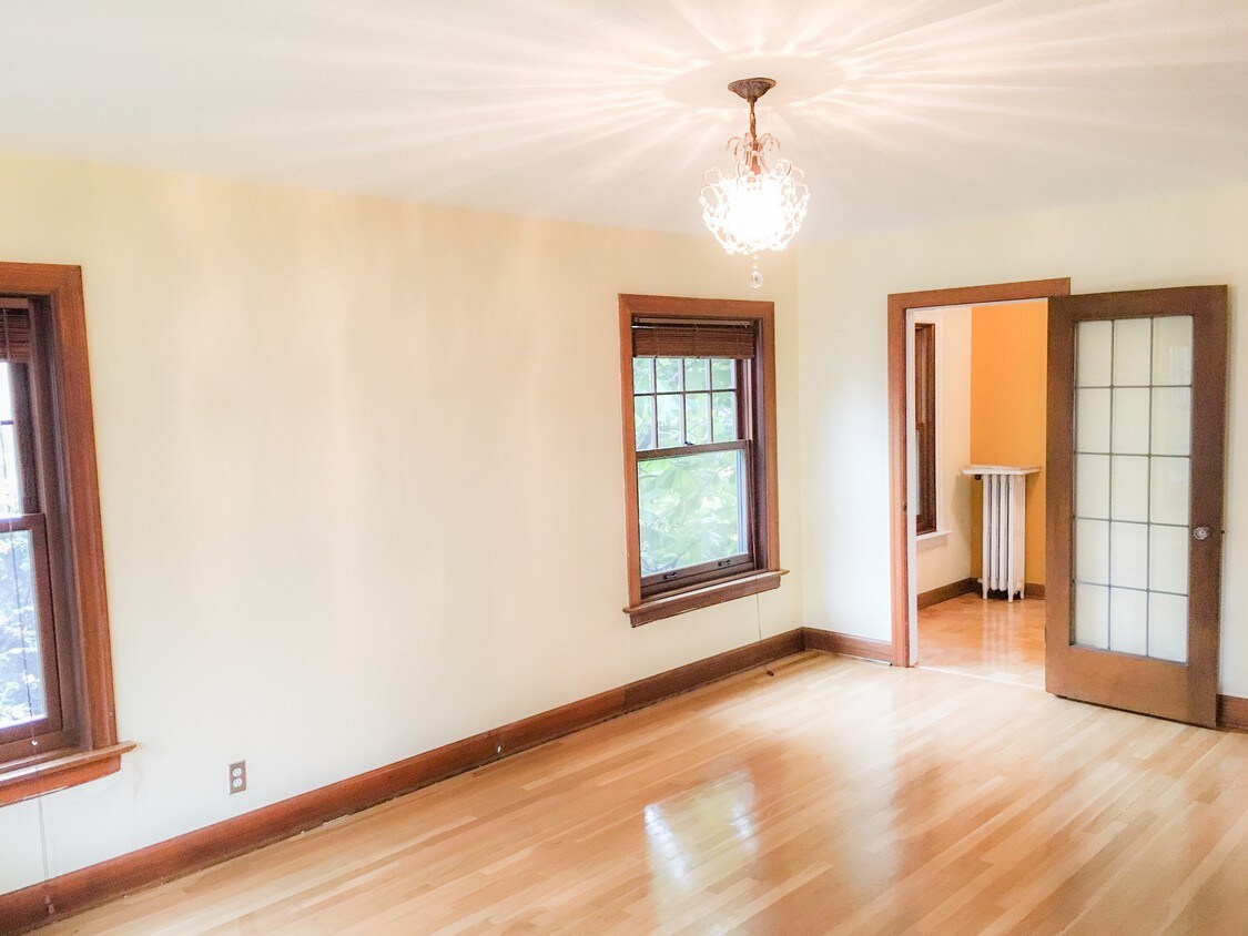 Warm Sunny Living Space - 408 Bellevue Ave E
