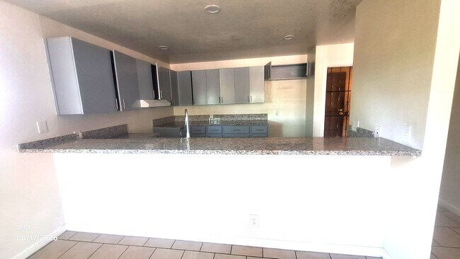 Foto del edificio - 13230 Cordary Ave
