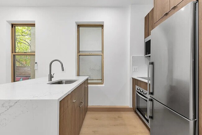 Foto del edificio - 246 E 53rd St