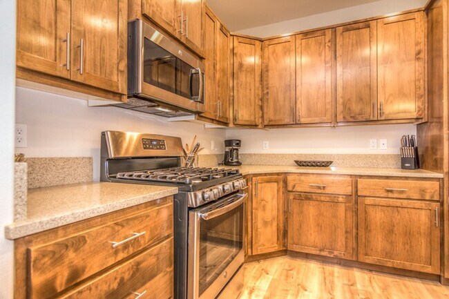 Foto del edificio - Spacious 3 Bedroom Home, Great Southeast Bend Neighborhood! Furnished Monthly Rental