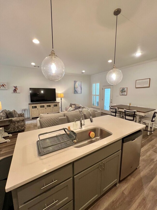 Building Photo - SPACIOUS 3 BEDROOM HOME WITH ALL UTILITIES INCLUDED