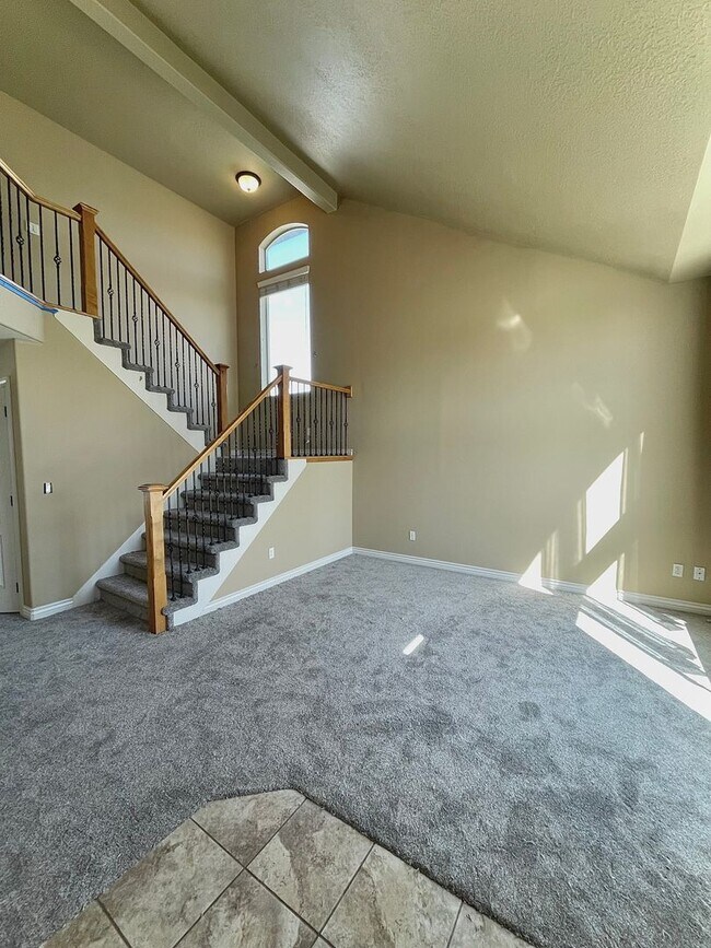 Foto del edificio - 6 Bedroom, 3.5 Bathroom Single Family Home in Layton Available June 1st!