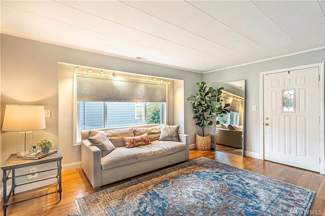 Building Photo - $1000 off 1 months rent/ lease start 1/1 Light-Filled Home with Modern Updates,Fenced Yard and More
