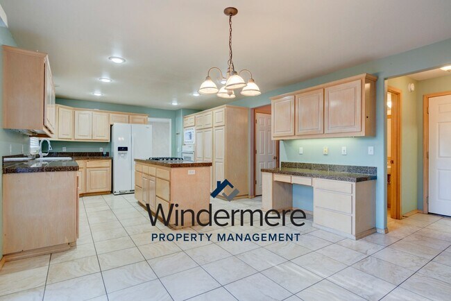 Building Photo - 4 Bedroom & 2.5 bath home in Eagle Crest C...