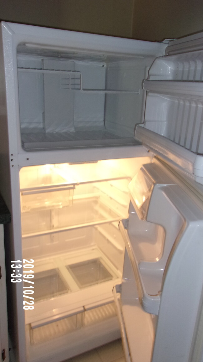 Refrigerator - 805 8th Ave NE