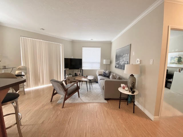 Building Photo - Upscale and Fabulous Condo Living in the heart of Downtown London – this incredible condo will go...