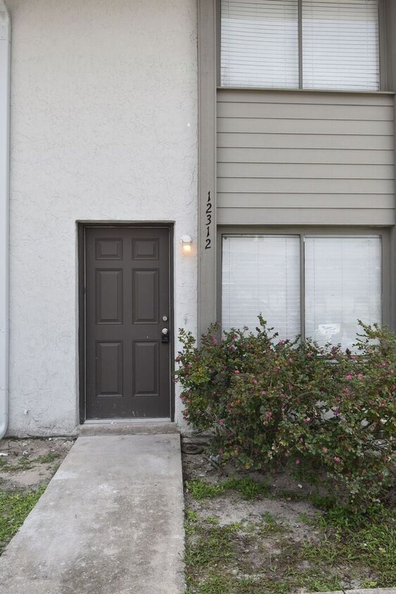 Foto principal - 2Bdrm 1.5Bath -- Townhome near UCF and Wat...