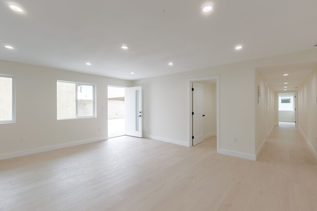 Building Photo - Modern Newly Built 2BD/2.5BA Unit with Lux...