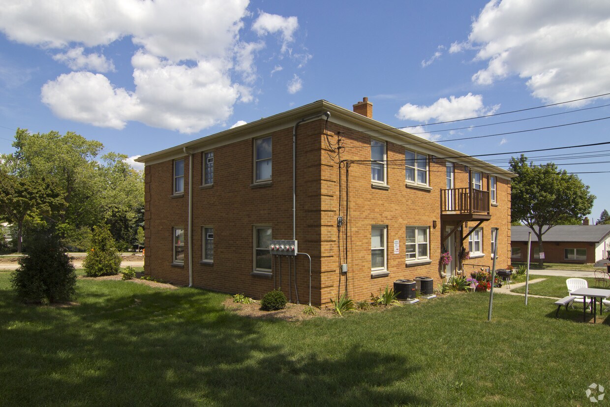 Building Photo - 8301-8319 W Capitol Dr