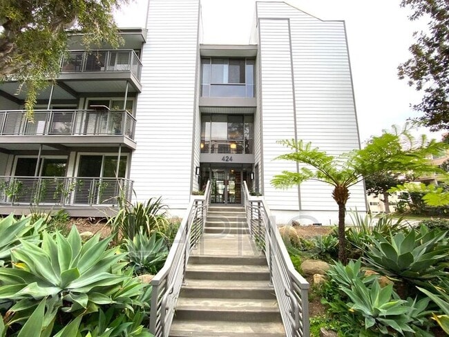 Building Photo - 424 N. Palm Drive