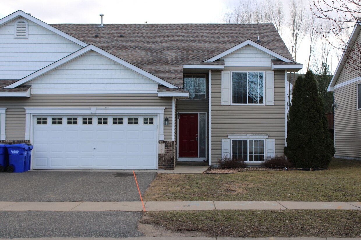 Foto principal - Adorable 2 Bed 2 Bath Duplex