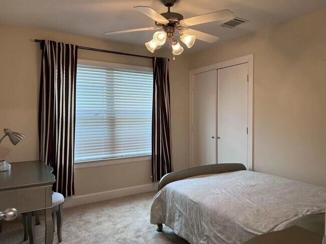 Foto del edificio - 2710 Hullsmith Dr