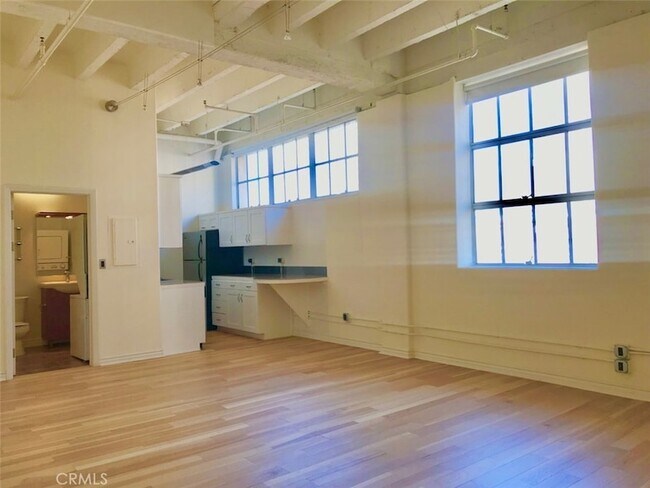 Foto del edificio - 312 W 5th St