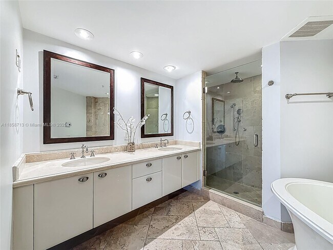 Building Photo - 333 Las Olas Way