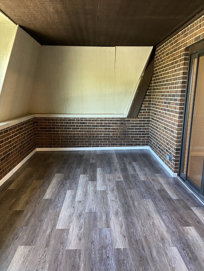 Building Photo - Pond View 2 Bedroom -2 Bath Apartment