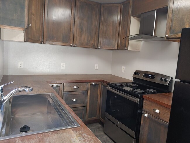 Foto del edificio - Now Leasing – Beautiful 3 Bedroom Townhome...