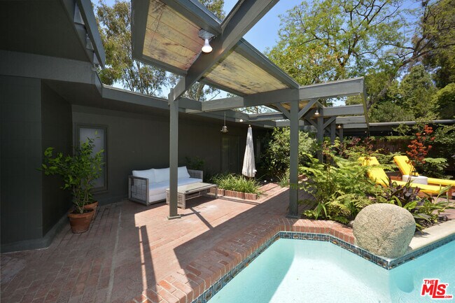 Foto del edificio - 1450 Davies Dr