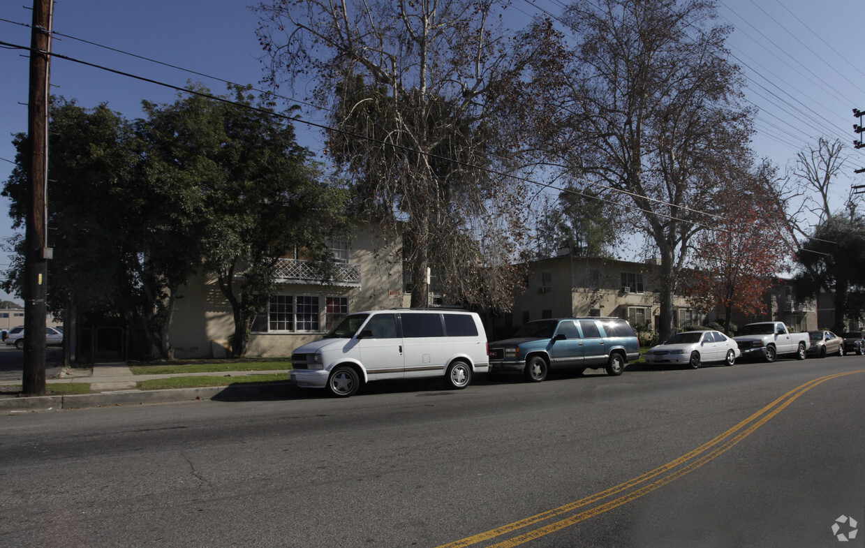 Primary Photo - 5936-5944 Hazeltine Ave
