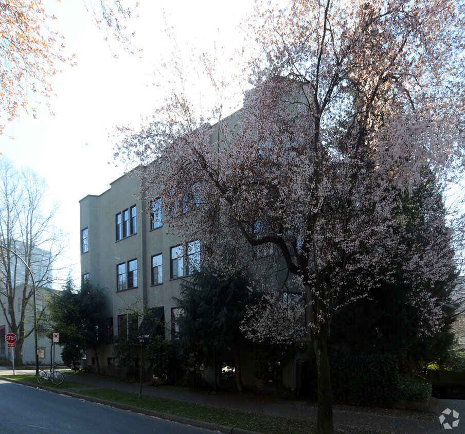 Building Photo - The Lincoln Apartments
