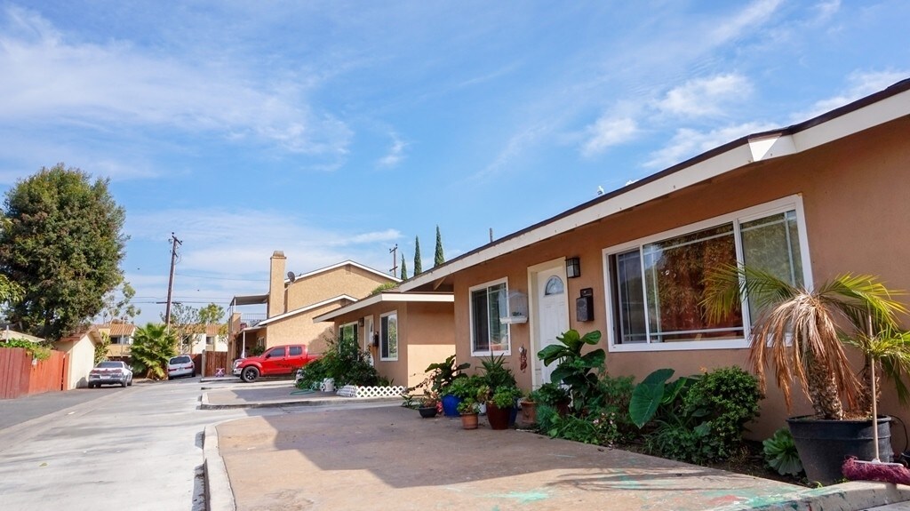 2014 Wallace Ave, Costa Mesa, CA 92627 Apartments in Costa Mesa, CA