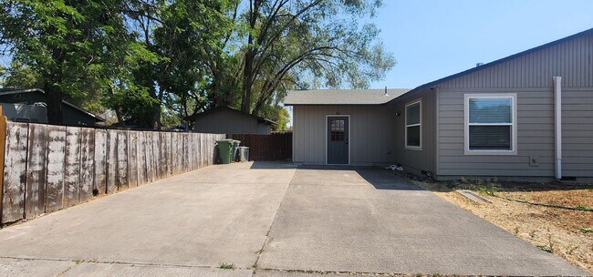 Foto del edificio - Updated 3 Bedroom Home With Bonus Room