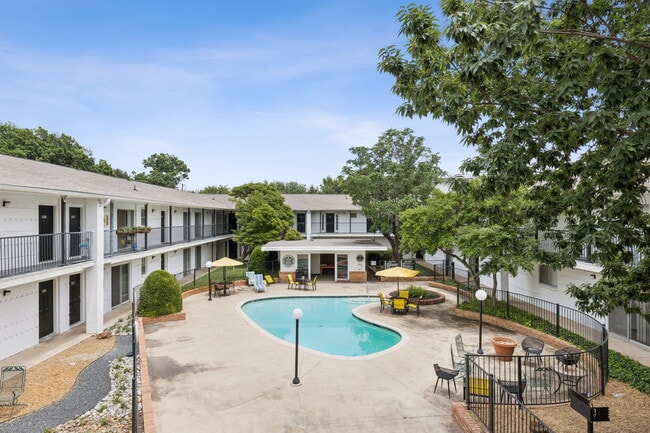 Building Photo - Carriage House