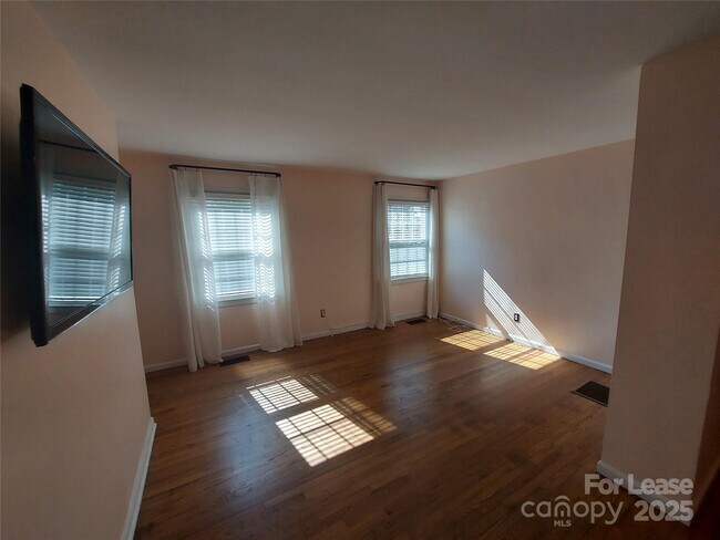 Foto del edificio - 557 Wakefield Dr