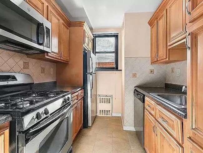 Building Photo - 1874 Pelham Pkwy S