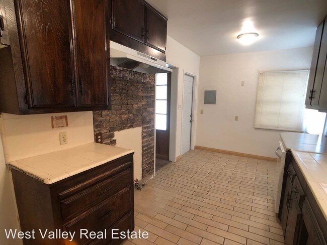 Building Photo - 2 br, 1 bath House - 106 E Lucard Street