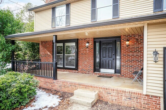 Foto del edificio - Four bedroom Corner Lot!