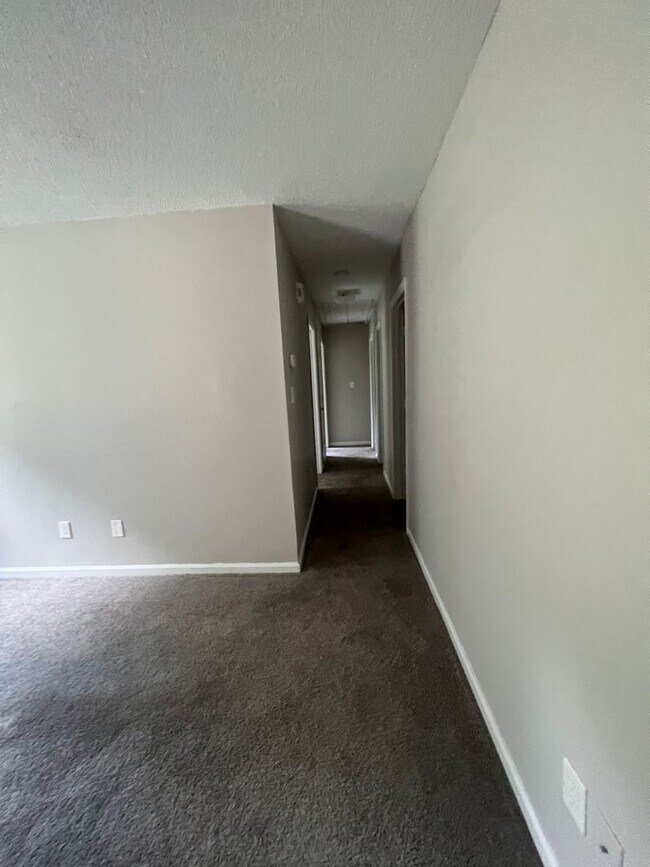 Foto del edificio - 8127-8127 Carlton Trail NW