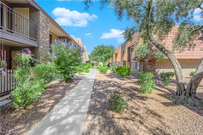 Foto del edificio - 5242 River Glen Dr