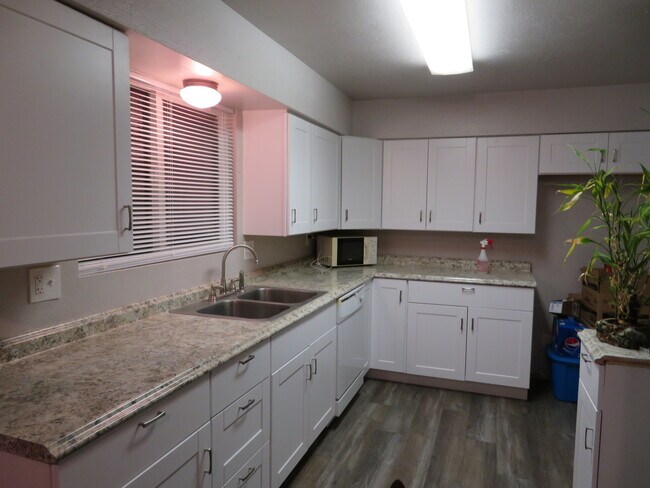 Kitchen - 2322 Brookside Dr