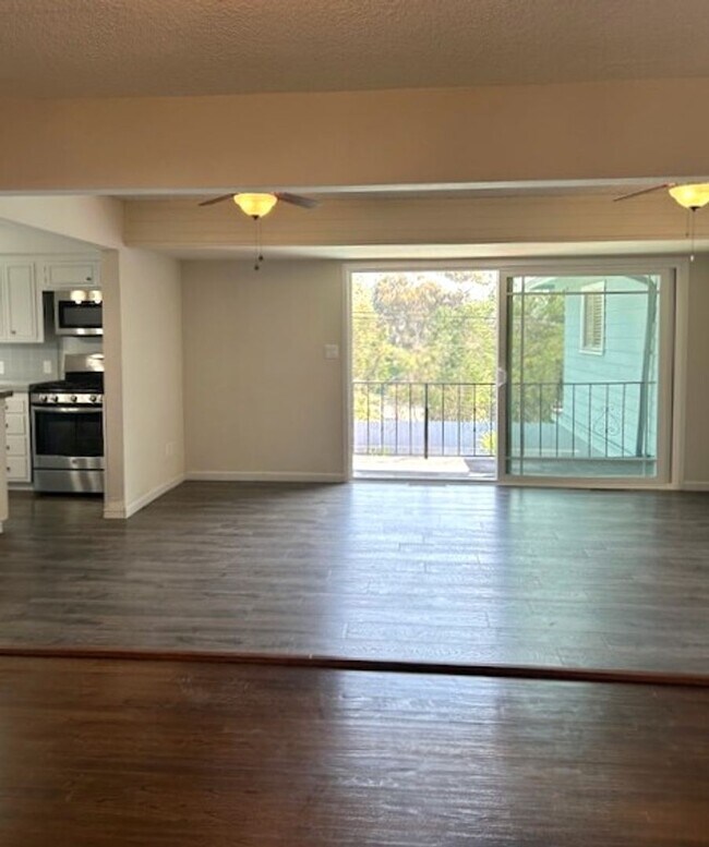 Building Photo - Spacious home 4 bed 2 1/2 bath with a pool...