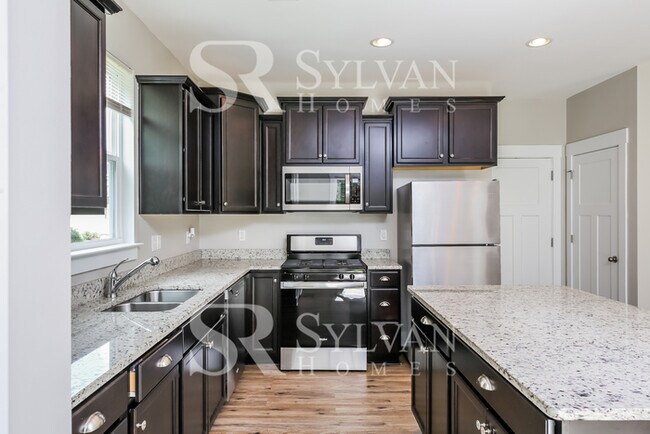 Foto del edificio - Easy living in this 4 BR, 2.5 BA home