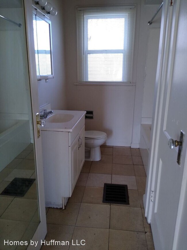 Building Photo - 2 br, 1 bath House - 868 E Walnut Street