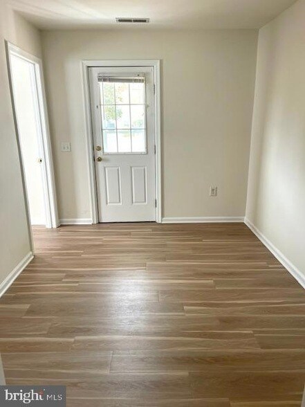 Foto del edificio - 5373 Potomac Dr