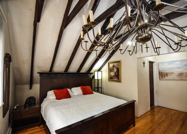 Photo - 445 Hope St House