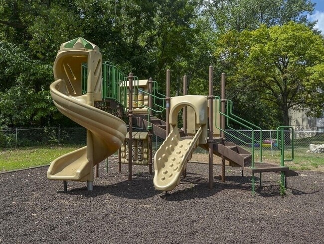 Building Photo - 5400-5600 E 84th Ter-21A