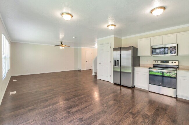 Foto del edificio - REFRESHED 5-Bedroom Home in Desirable Draper - Pet Friendly - NEW CARPET UPSTAIRS | Refreshed kit...
