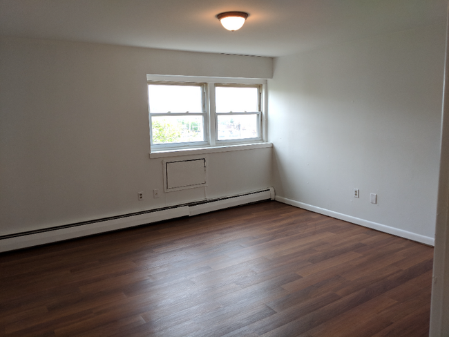 Building Photo - 170 Hillside Ave