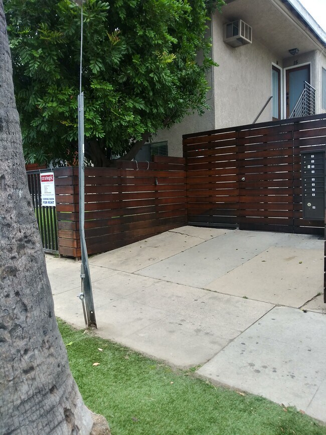Walk in Entry - 11133 Cumpston St