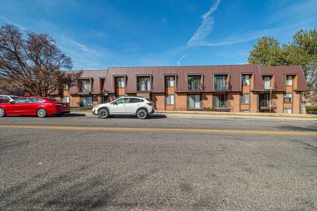 Foto del edificio - Bright & Spacious 1BD/1BA Top-Floor Unit w...